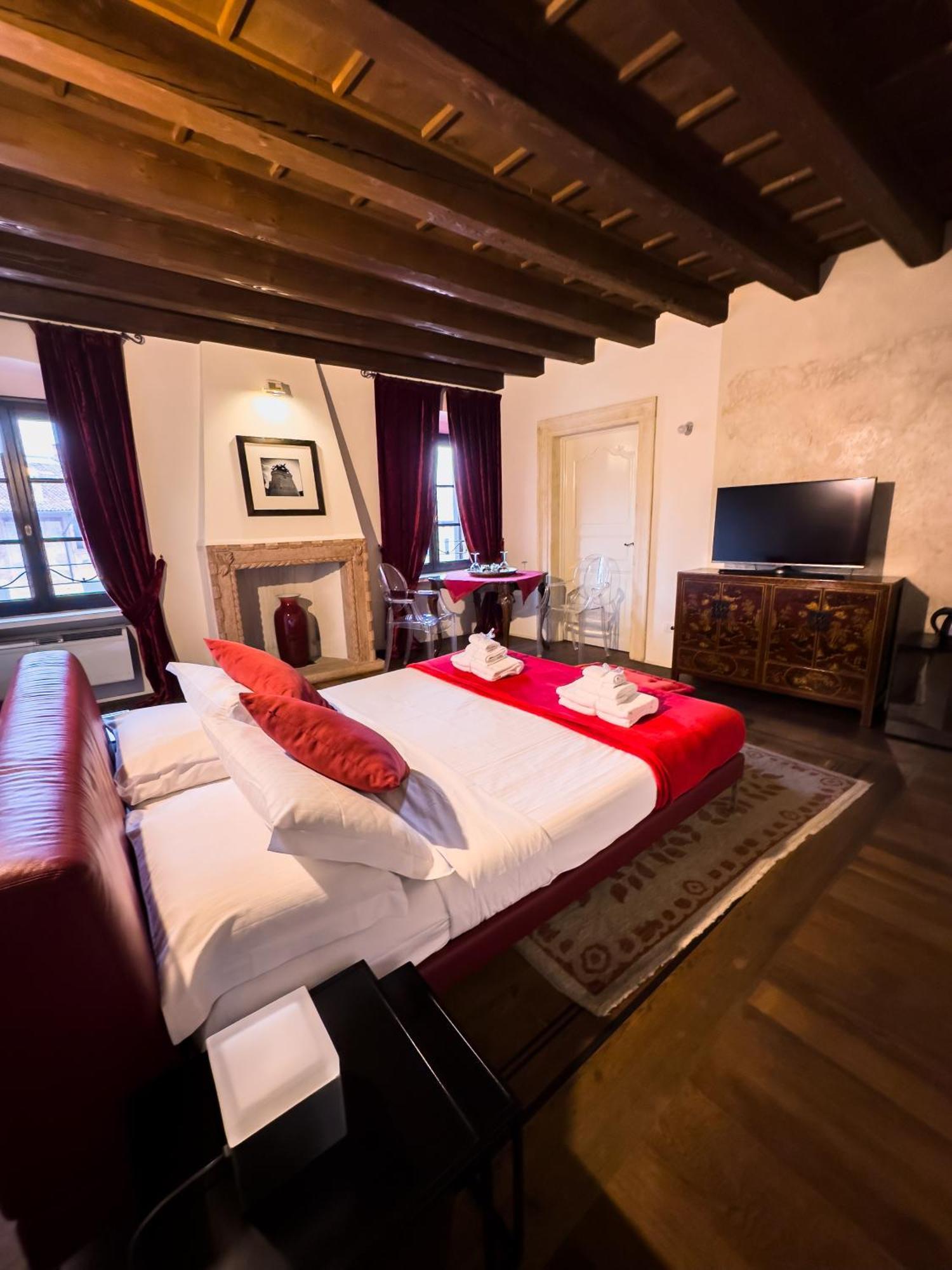 Truly Verona - Delle Erbe Suites Bagian luar foto
