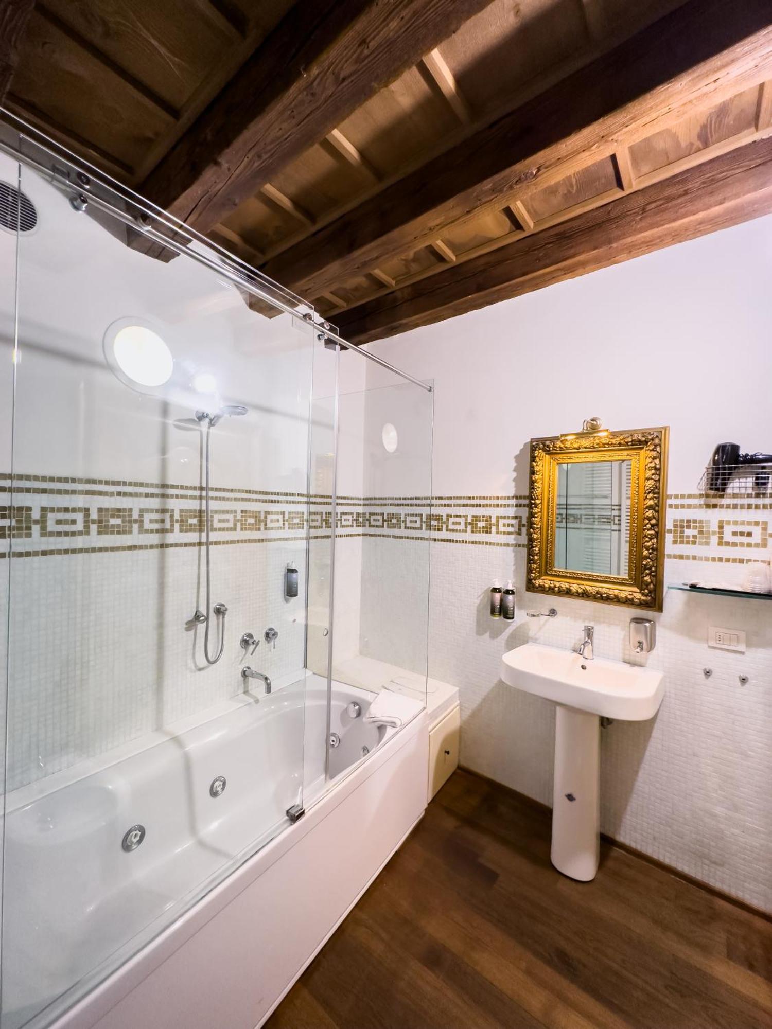 Truly Verona - Delle Erbe Suites Bagian luar foto