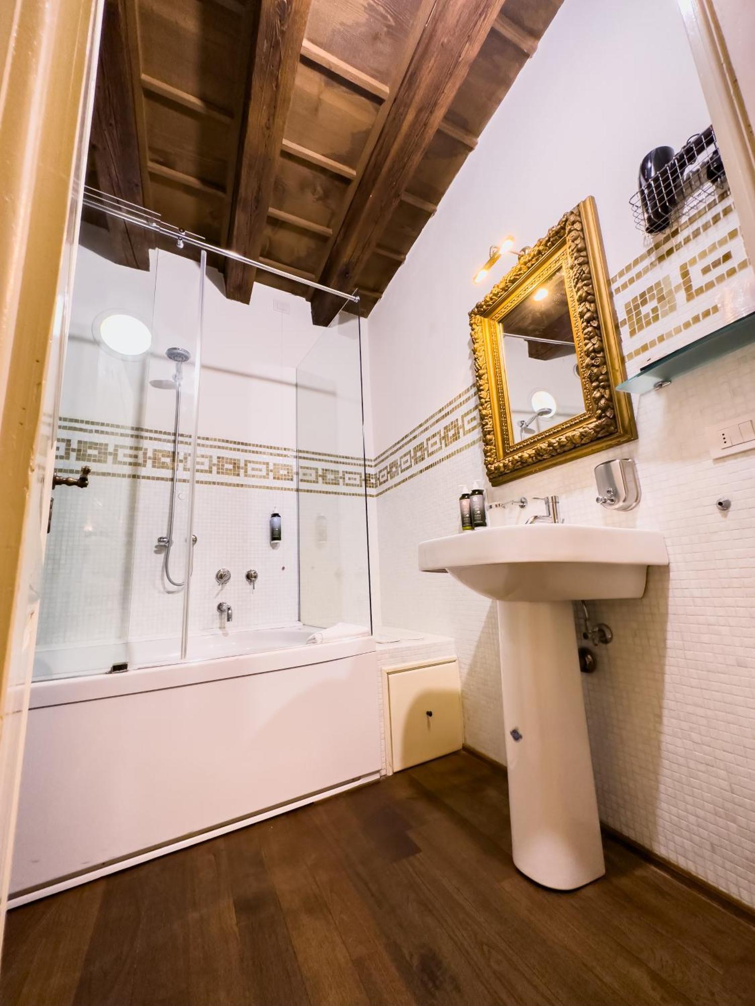 Truly Verona - Delle Erbe Suites Bagian luar foto