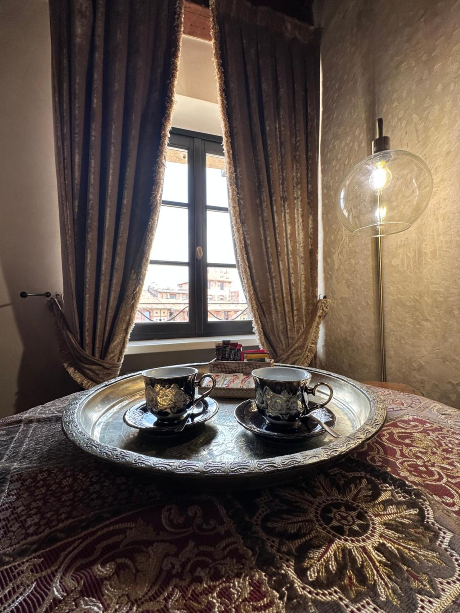 Truly Verona - Delle Erbe Suites Bagian luar foto