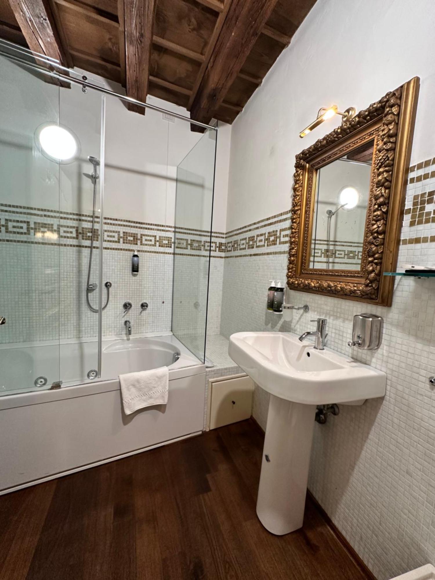 Truly Verona - Delle Erbe Suites Bagian luar foto