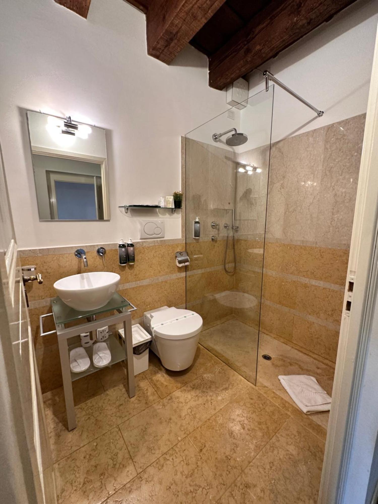 Truly Verona - Delle Erbe Suites Bagian luar foto
