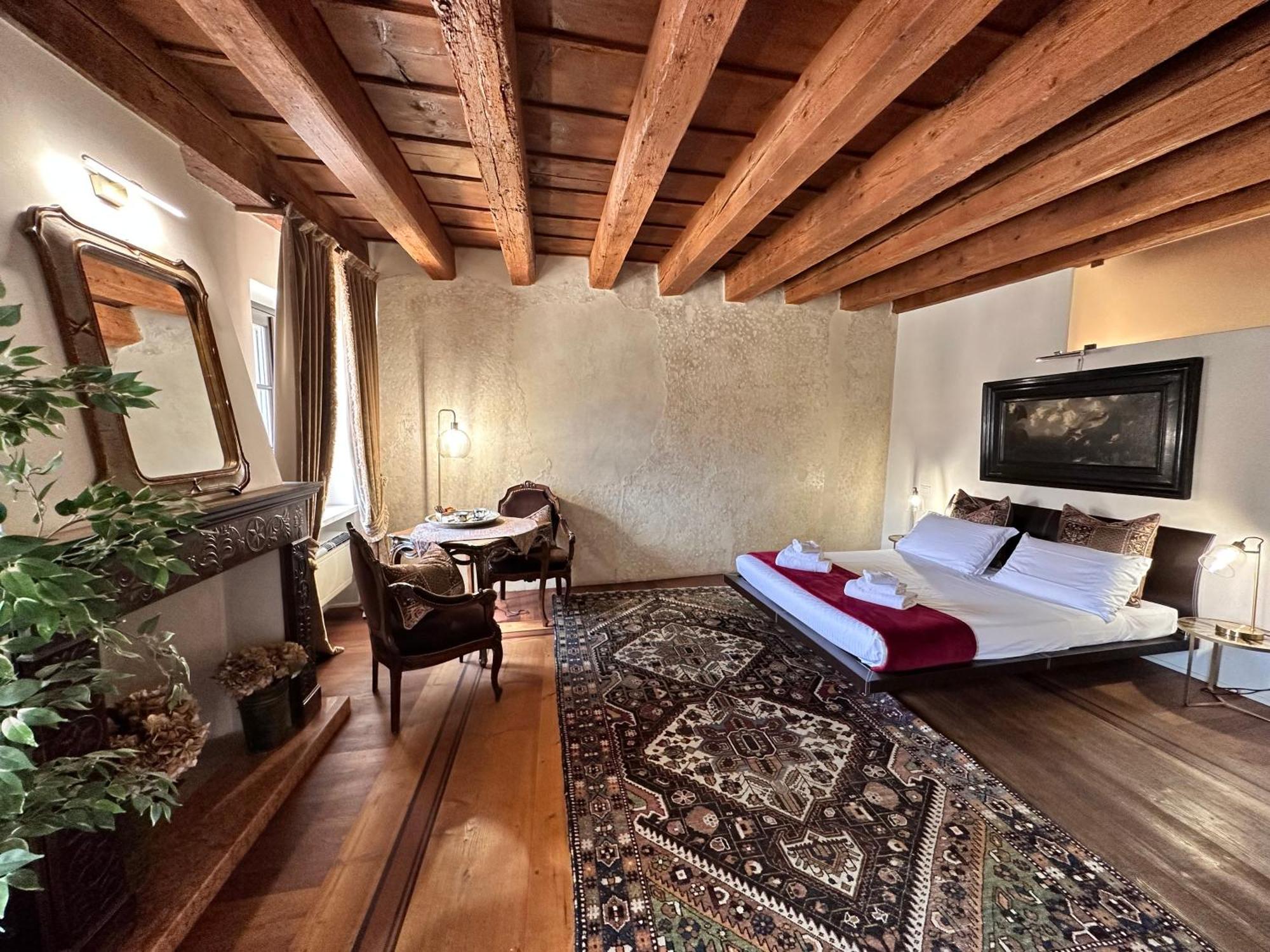 Truly Verona - Delle Erbe Suites Bagian luar foto